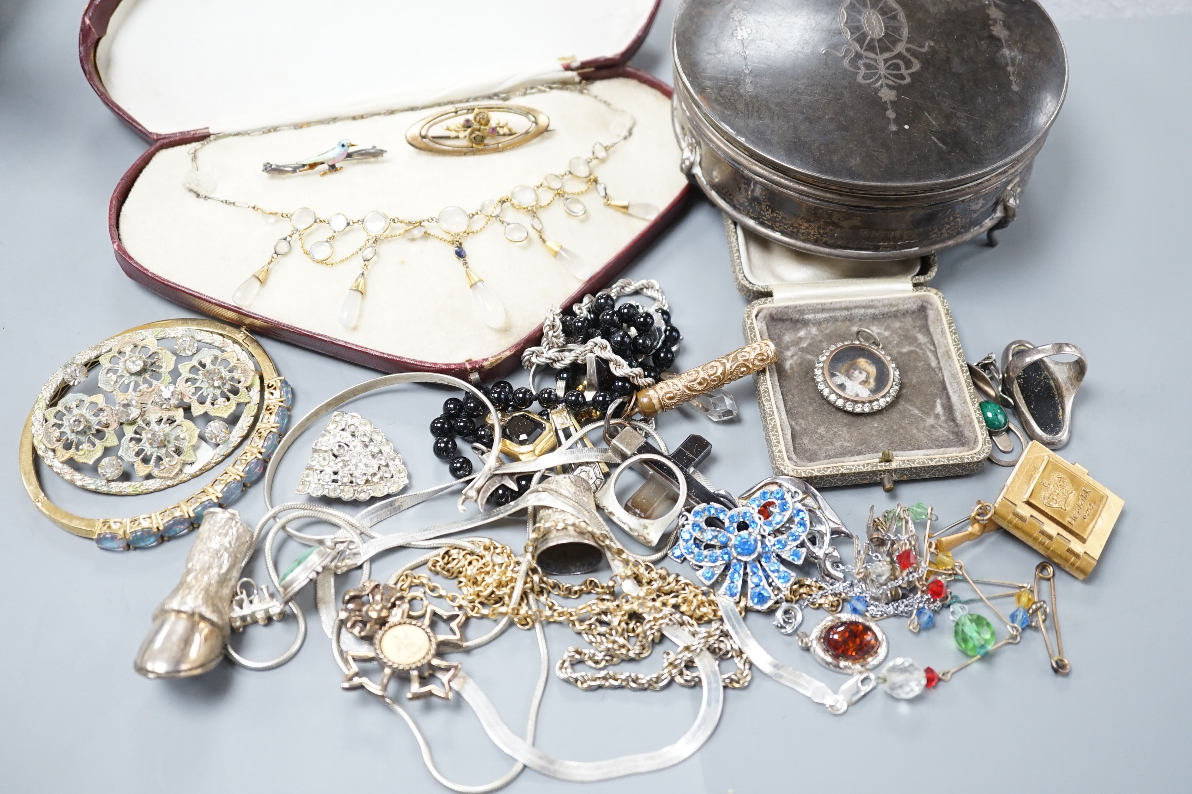 A George V silver and tortoiseshell mounted circular trinket box and a group of assorted jewellery, including costume.